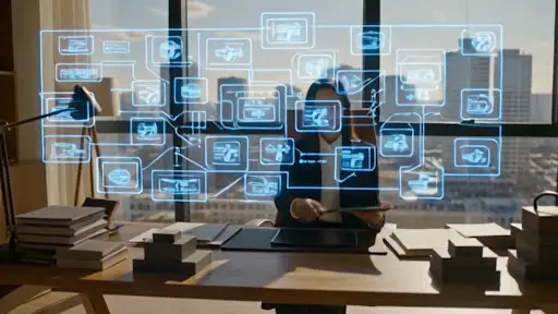 Líder estratégico trabajando en sistemas para escalar negocios y lograr libertad operativa.