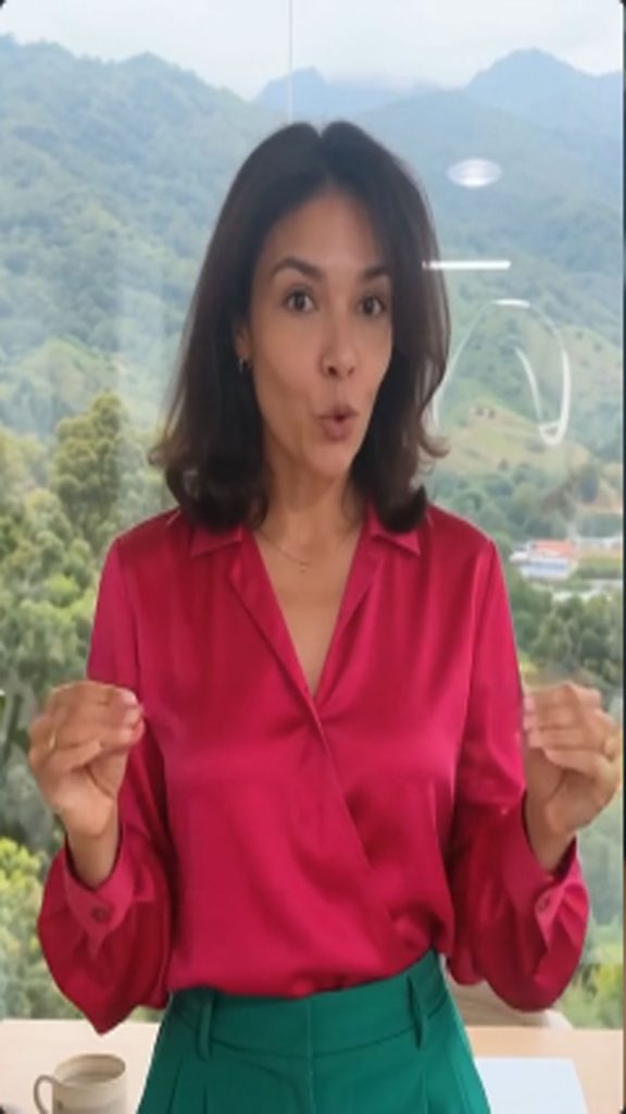 Selenis Matos de Seres Creativos explicando el Método PREP para una comunicación de alto impacto en una oficina moderna con vista a las montañas de Bucaramanga.