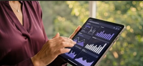 Líder profesional analizando métricas de delegación estratégica en tablet digital, representando la arquitectura de sistemas de libertad para Seres Creativos